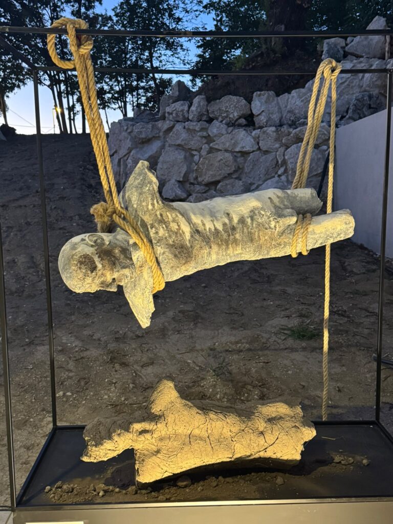 Opera di Carmine Calò ispirata alla Mefite in Irpinia